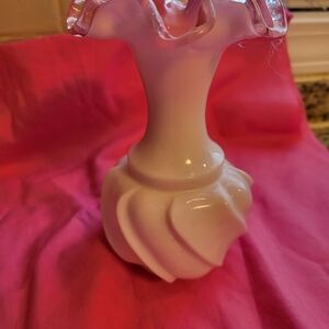 FENTON Ruffled Elegant Pink Glass Vase